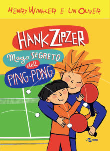 Copertina libro con disegno di due bambini che si abbracciano giocando a ping pong
