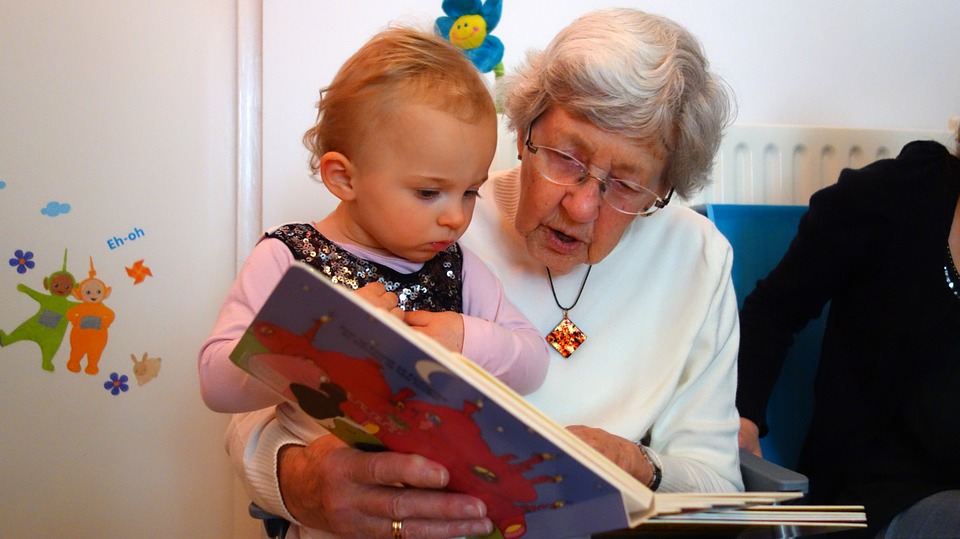 Nonna che legge alla nipotina